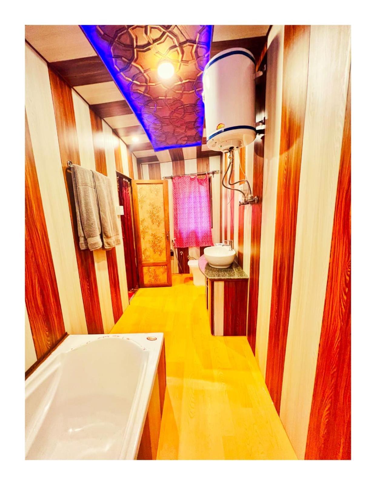 Готель Mossess Group Of Houseboats Срінагар Екстер'єр фото